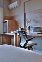 迷你吧、客房内保险箱、办公桌、笔记本电脑工作区