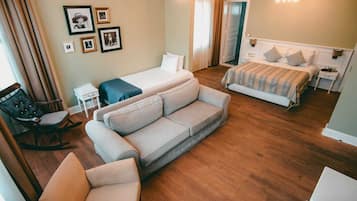 Tremannsrom – standard | Minibar, safe på rommet, skrivebord og skrivebord for bærbar PC