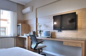 1 quarto, frigobar, cofres nos quartos, escrivaninha