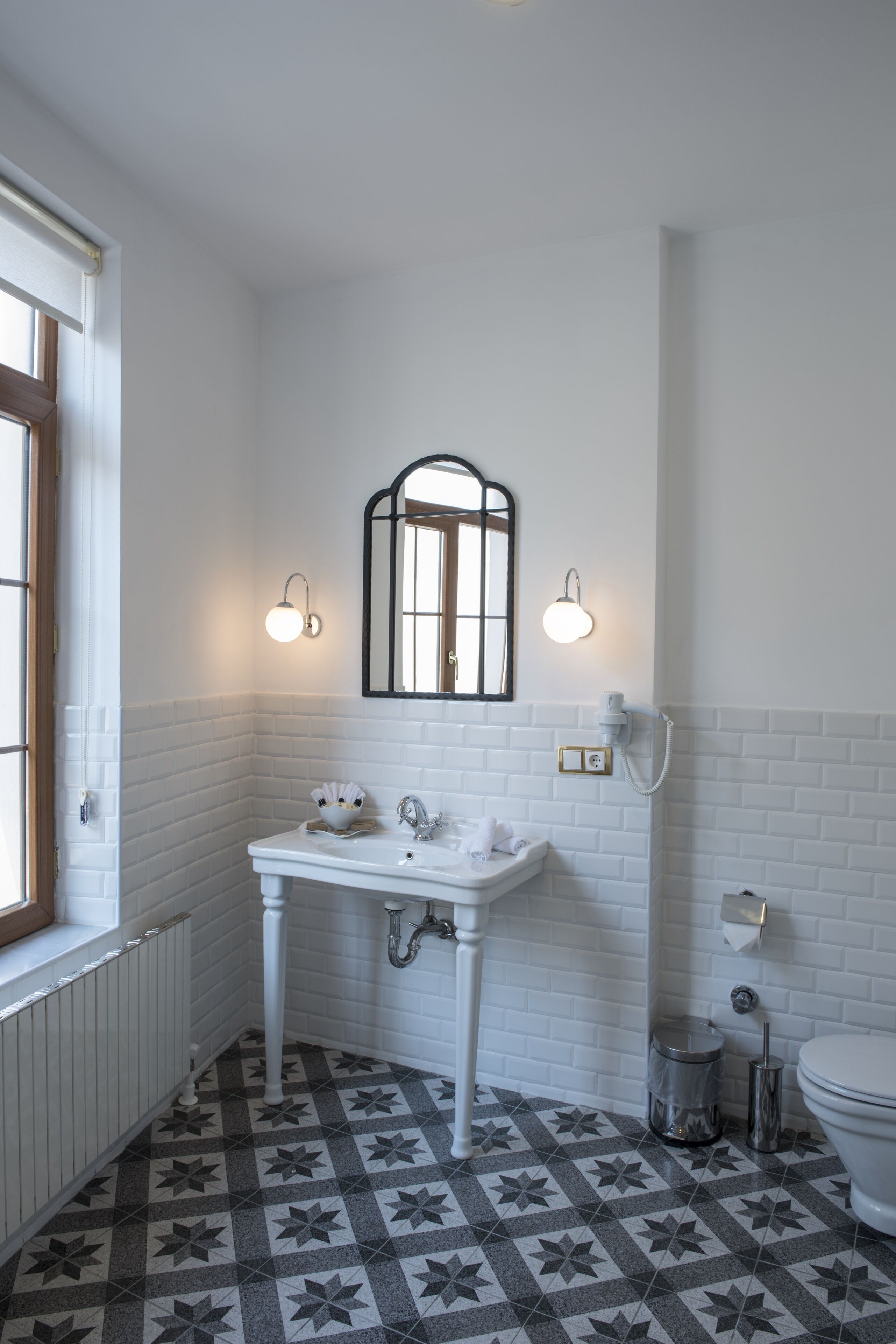 deluxe suite | bathroom | shower, free toiletries, slippers, towels