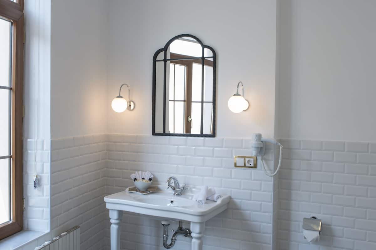 deluxe suite | bathroom | shower, free toiletries, slippers, towels