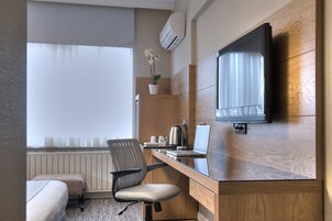 迷你吧、客房内保险箱、办公桌、笔记 本电脑工作区