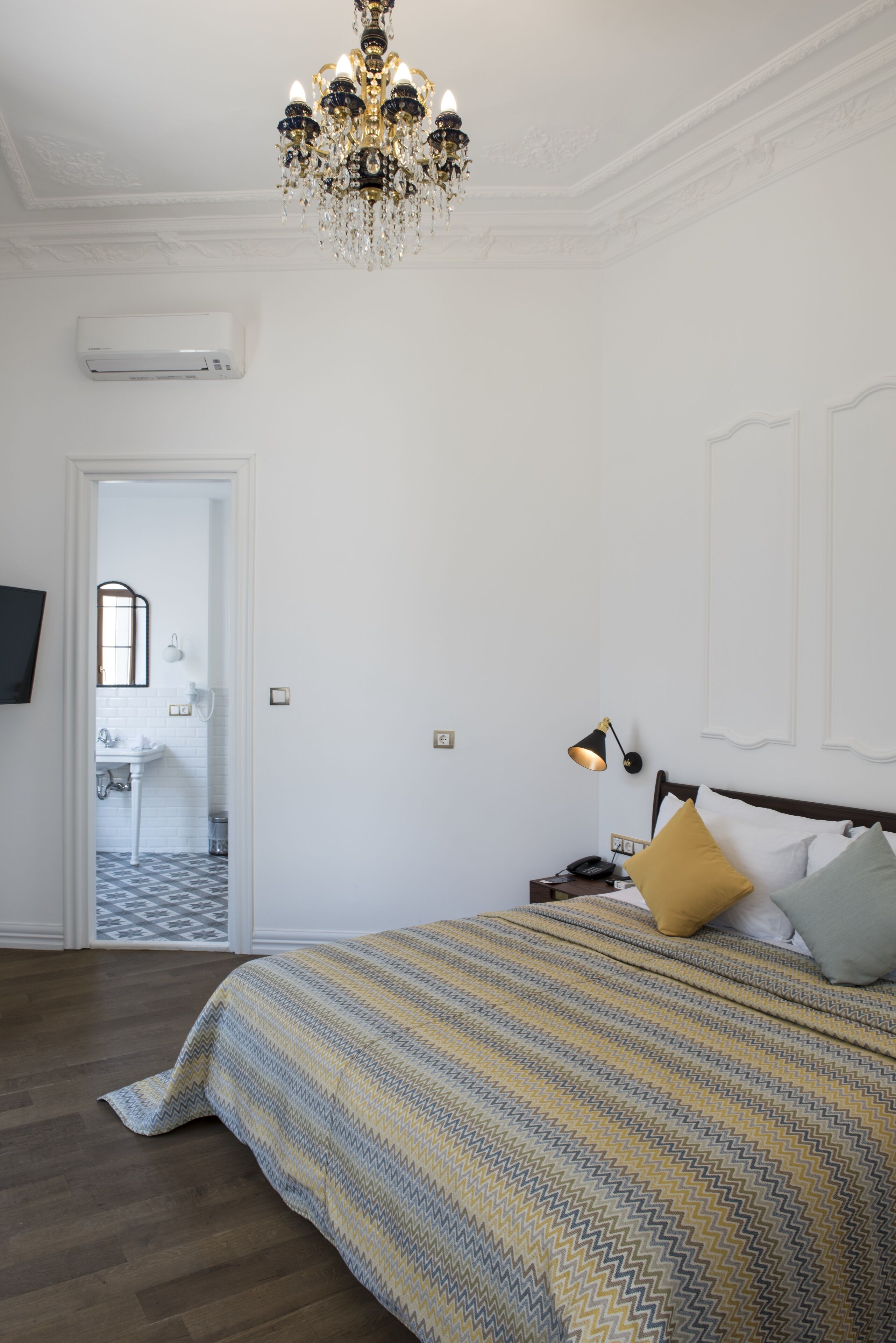 deluxe suite | minibar, in-room safe, desk, laptop workspace