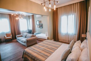 Habitación triple estándar | Minibar, caja de seguridad en la habitación y escritorio 