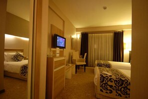 Standard-Doppel- oder -Zweibettzimmer | Wohnbereich | LCD-Fernseher