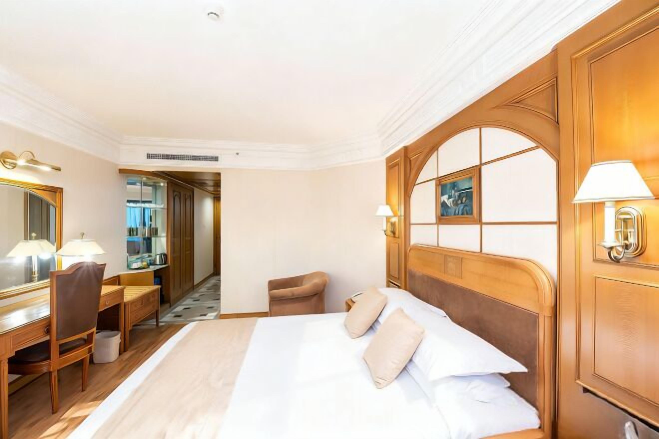 Hochwertige Bettwaren, Daunenbettdecken, Zimmersafe, Schreibtisch