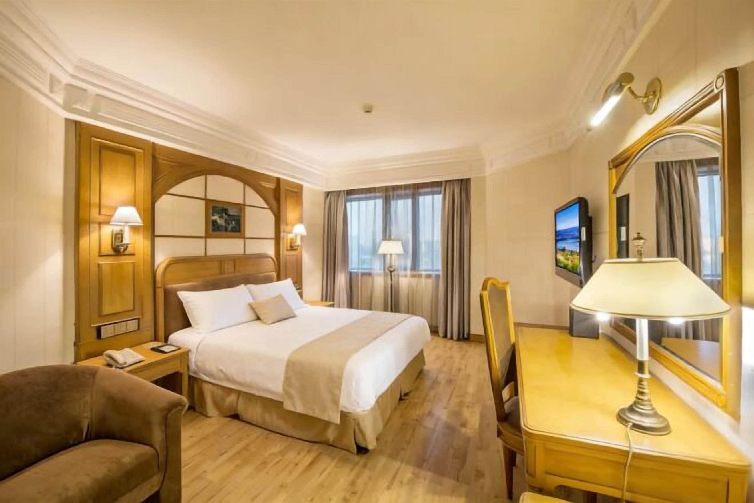 Hochwertige Bettwaren, Daunenbettdecken, Zimmersafe, Schreibtisch