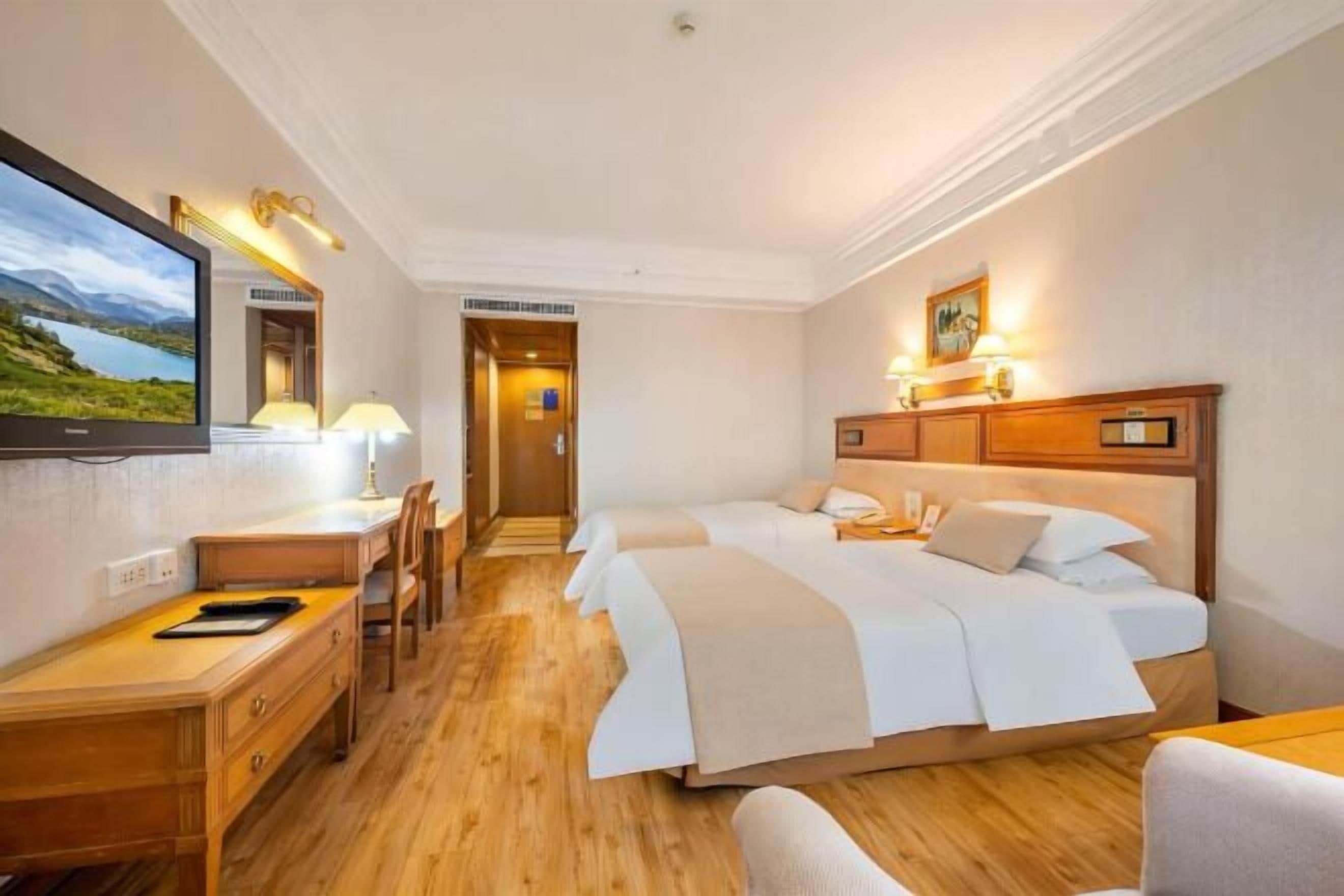 Hochwertige Bettwaren, Daunenbettdecken, Zimmersafe, Schreibtisch