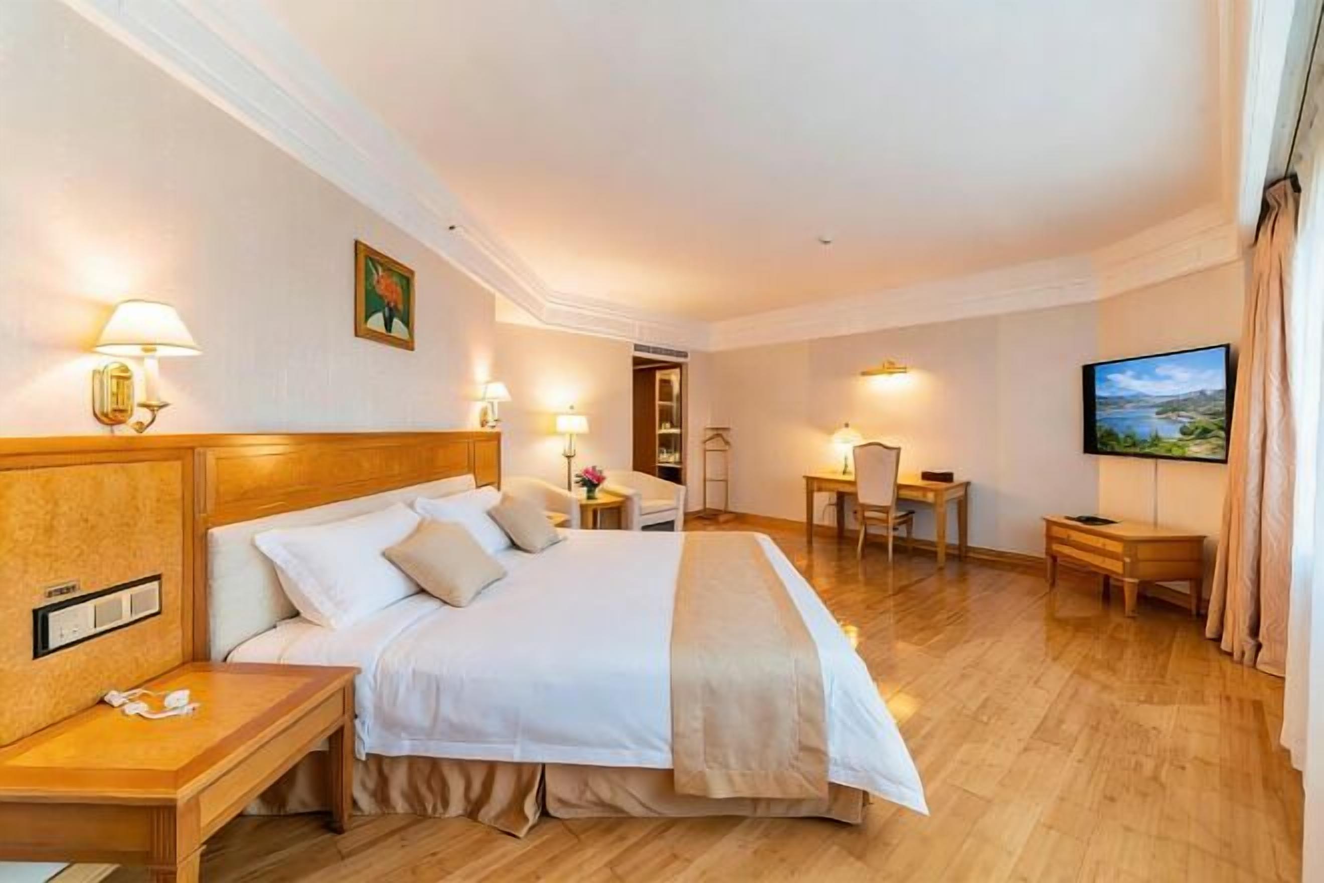 Hochwertige Bettwaren, Daunenbettdecken, Zimmersafe, Schreibtisch