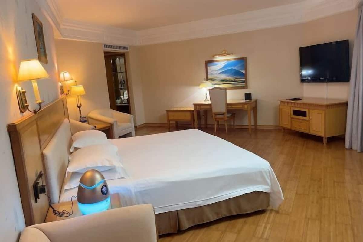 1 bedroom, premium bedding, down duvets, in-room safe