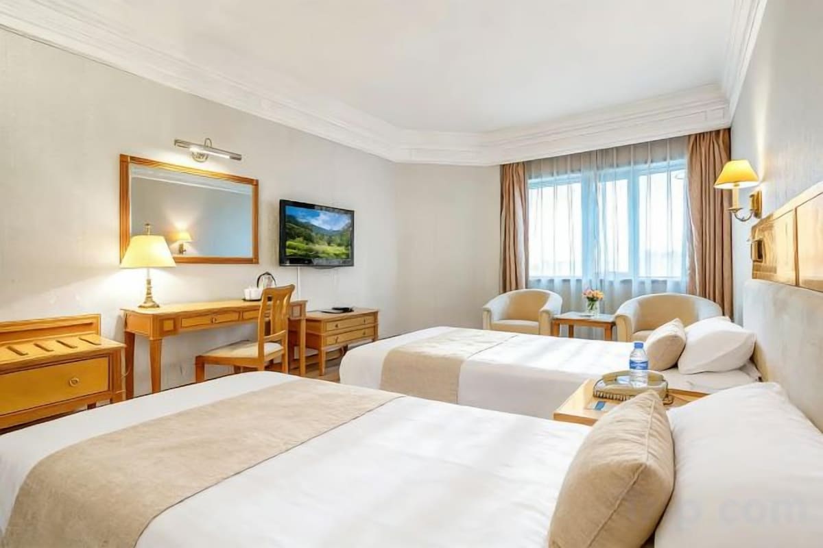 Premium bedding, down comforters, in-room safe, desk