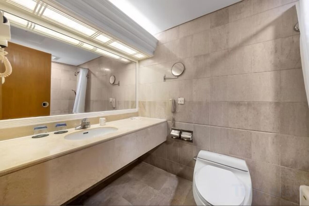 Combined shower/tub, rainfall showerhead, free toiletries, hair dryer