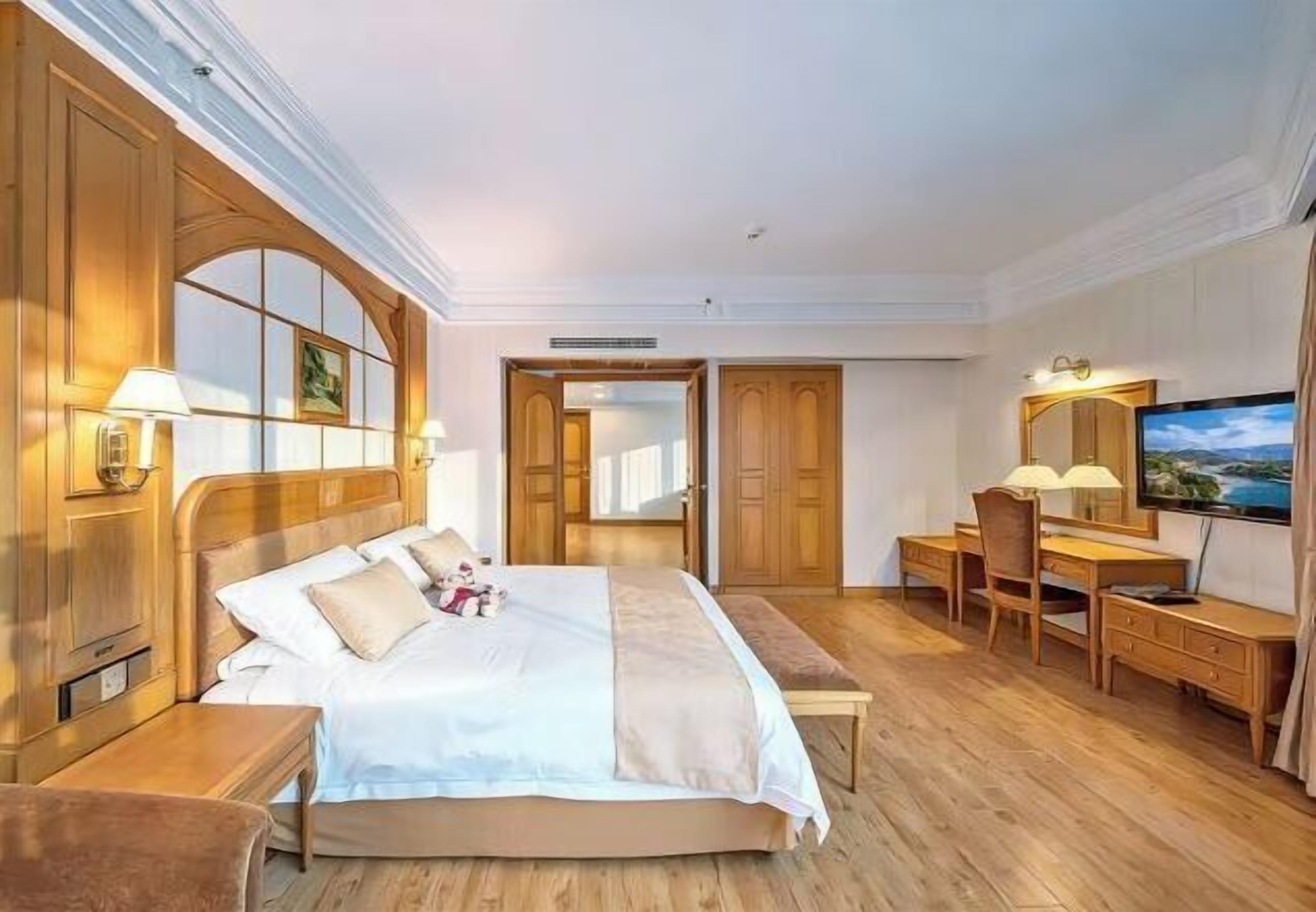 Hochwertige Bettwaren, Daunenbettdecken, Zimmersafe, Schreibtisch