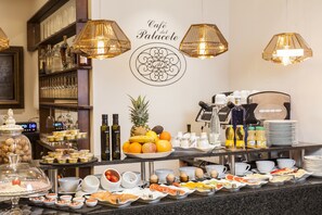 Daily continental breakfast for a fee - Hotel Palacete de Álamos, Historic Center (Málaga)