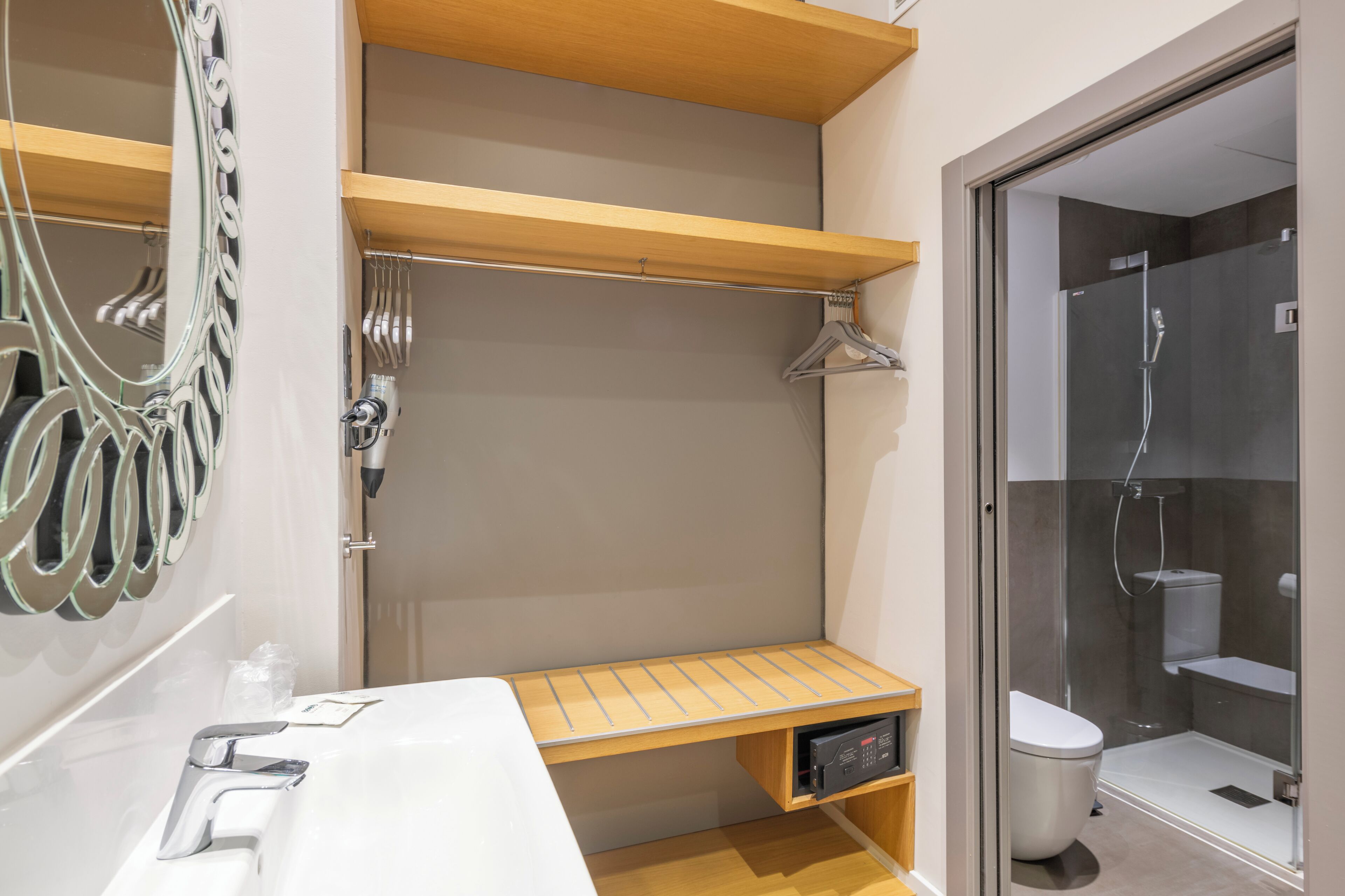 Ein modernes Badezimmer mit Dusche, Toilette und Waschtisch mit Spiegel.