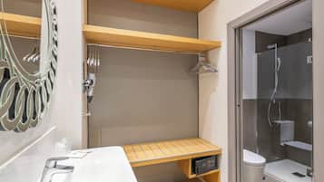 Ein modernes Badezimmer mit Dusche, Toilette und Waschtisch mit Spiegel.