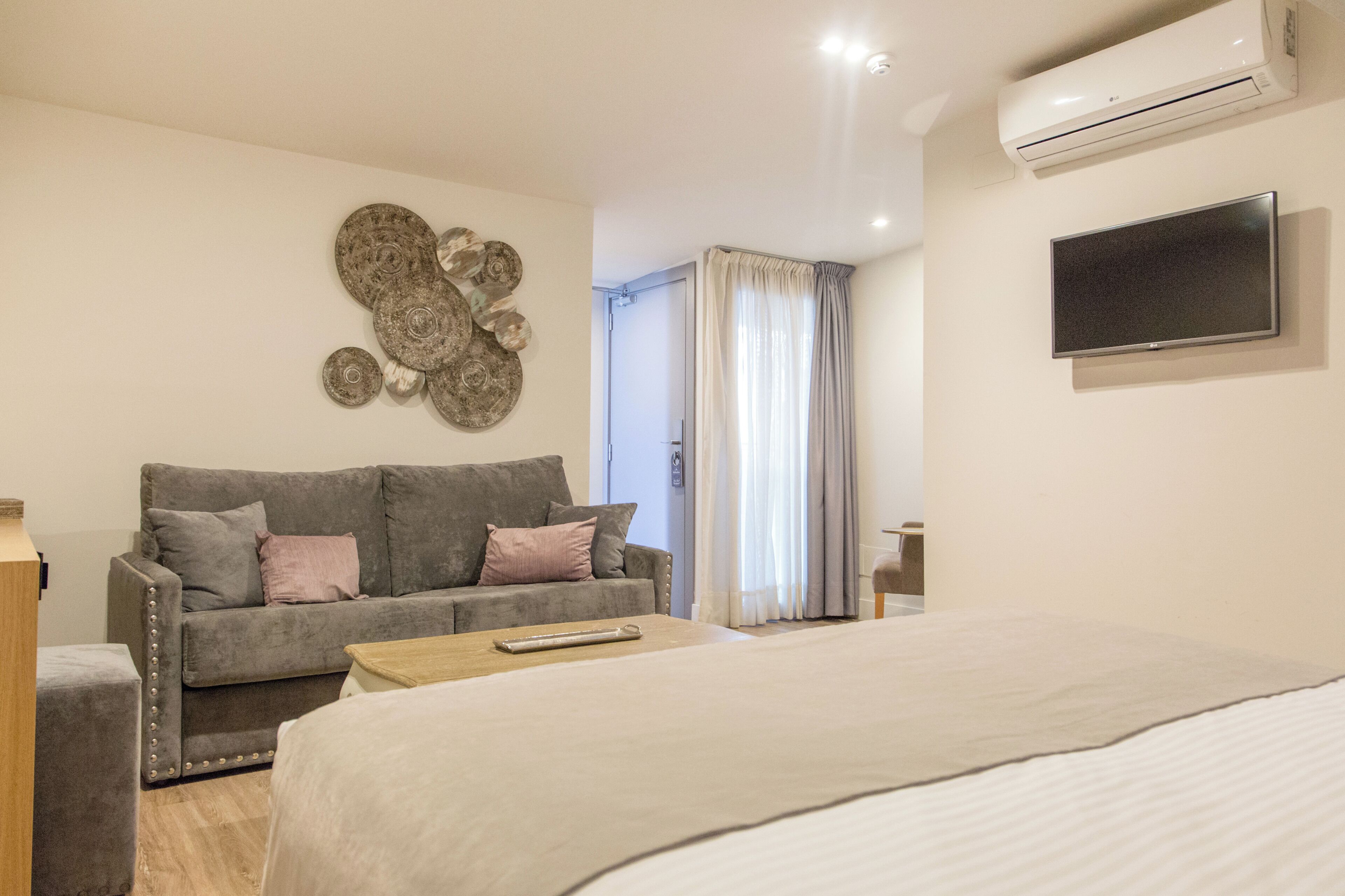 Edredón, minibar, caja de seguridad en la habitación y escritorio 