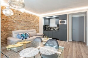 Apartament Deluxe, 1 dormitori, vistes a la ciutat | Cuina privada | Cafetera exprés 