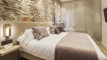 Kahden hengen superior-huone | Untuvapeitot, minibaari, tallelokero huoneessa, työpöytä