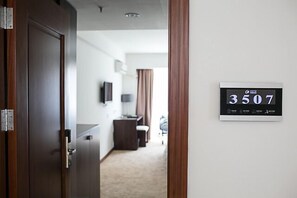 Een bureau, verduisterende gordijnen, gratis wifi