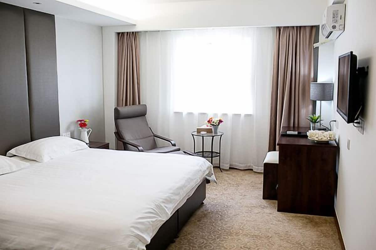 Business Double Room | Desk, blackout drapes, free WiFi