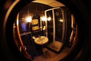 Chambre quadruple Affaires, accessible aux personnes à mobilité réduite | Salle de bain | Douche, articles de toilette (gratuits), séchoir à cheveux
