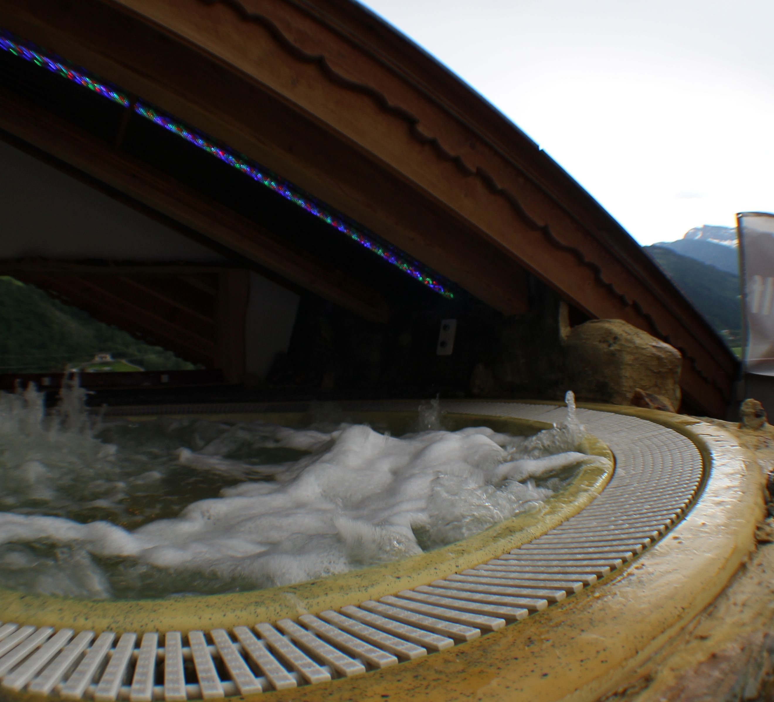 Eine Steinbrücke mit Wasserspiel darunter.