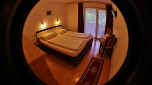 Une chambre avec deux lits, un bureau et une chaise.