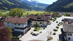 Une ville avec des bâtiments, une route et des montagnes en arrière-plan.