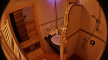 Ein Badezimmer mit Waschbecken, Spiegel und Dusche.