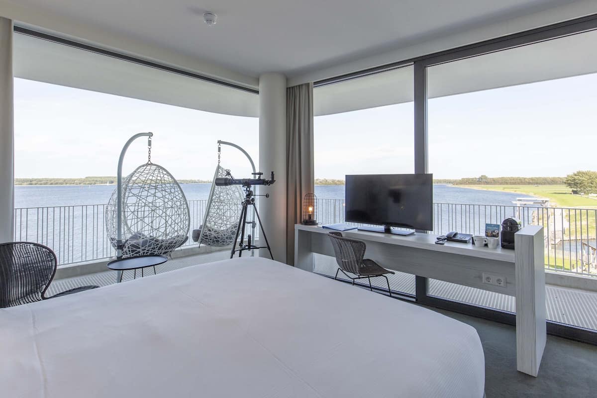 executive room, lake view | in-room safe, free wifi, bed sheets