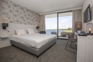 奢華客房, 湖景 | 客房內保險箱、免費無線上網、床單