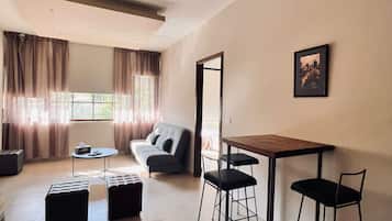 Deluxe-Apartment, 2 Schlafzimmer | Wohnbereich | 32-Zoll-LCD-Fernseher mit Satellitenempfang, Fernseher