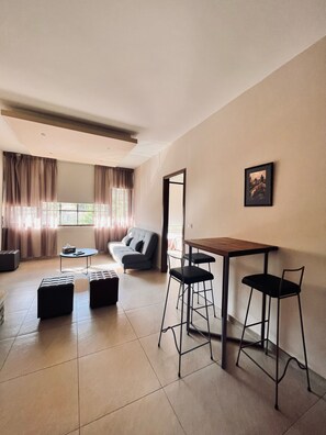 华丽公寓, 2 间卧室 | 起居区 | 32-英寸液晶电视 （配备卫星频道）、电视