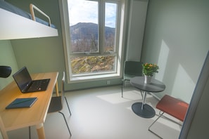 Caja de seguridad en la habitación y espacio para trabajar con laptop