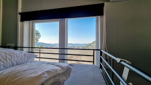 Caja de seguridad en la habitación y espacio para trabajar con laptop