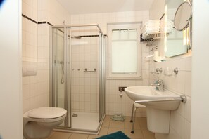 Exclusive Condo, 2 Bedrooms | Bathroom | Shower, free toiletries, hair dryer, towels - Ferienoase Usedom (Heringsdorf)
