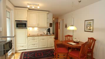 Exclusive Condo, 2 Bedrooms | Dapur kecil peribadi | Peti sejuk, ketuhar gelombang mikro, ketuhar, dapur