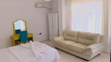 Deluxe Suite | Minibar, desk, free WiFi