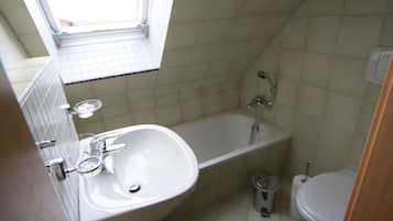 Classic Studio (slanted ceiling) | Bathroom | Combined shower/tub, free toiletries, hair dryer, towels