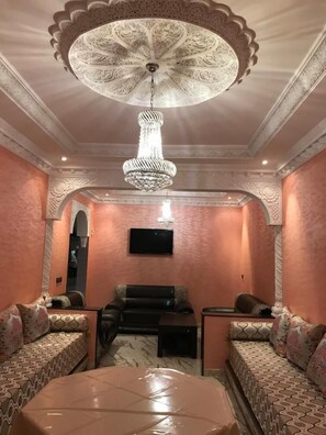 Appartement Luxe | Salle de séjour | Télévision à écran plat, films à la carte