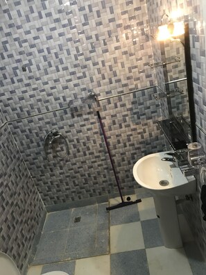 Luxe appartement | Badkamer | Een douche, gratis toiletartikelen, een haardroger, handdoeken