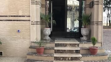 Pintu masuk properti