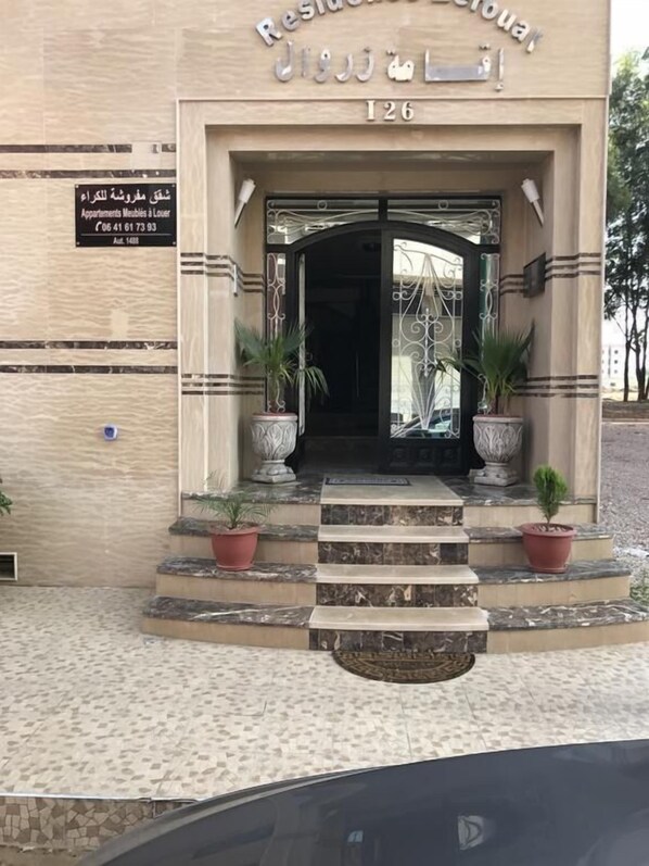 Pintu masuk properti