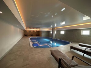 Sauna, baño de vapor, aromaterapia y masajes con piedras calientes 