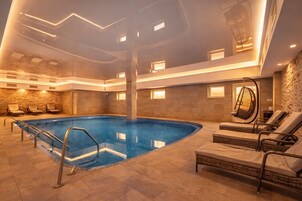 Una piscina cubierta