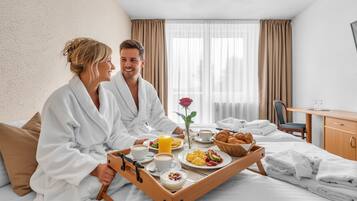 Minibar, caja de seguridad en la habitación y escritorio