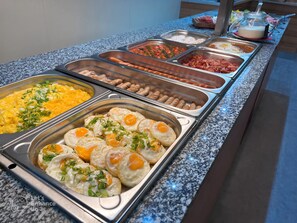 A buffet with various food options including eggs, sausages, and other dishes. - Lázeňský Hotel Pyramida I (Frantiskovy Lazne)
