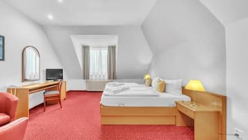 Minibar, caja de seguridad en la habitación y escritorio