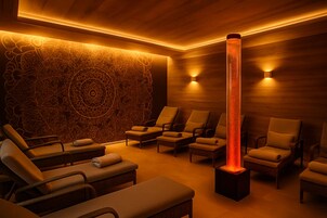 Un sauna, baño turco, aromaterapia, masajes con piedras calientes